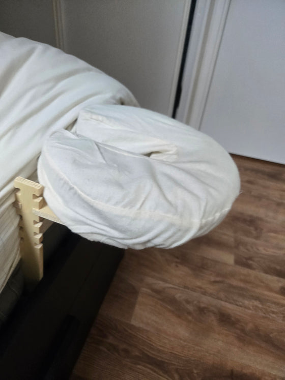 A simple design that works well and takes up little space. Adjusting it isn't very easy, but once you've found the ri...